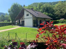 Chalet l'Arcange 2 a 6 personnes au calme bord riviere Lison Franche Comte, hótel í Nans-sous-Sainte-Anne