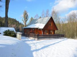 home with well kept fenced in rice on the shore, chalet de montaña en Kyjov