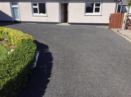 Cosy 2-Bed Cottage in Sligo, hotel in Enniscrone