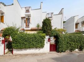 Charming house near the lake in Sabaudia with balcony, hótel í Sabaudia