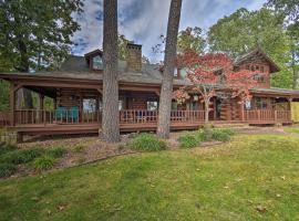 Hot Tub, Grill Hilltop Log Cabin in Hot Springs!，位于温泉城的酒店