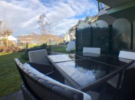 Rare : au bord du lac d’Annecy, cosy appartement en rez de jardin avec terrasse privative – hotel w mieście Duingt