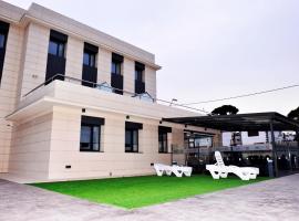 6 Bis HOTEL, hotel i Castelldefels