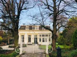 Tiny house in tuin van de statige villa Mariahof