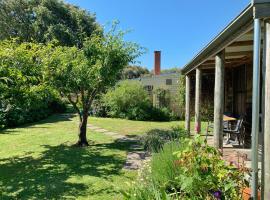 Cherry Plum Cottages, loma-asunto kohteessa Port Fairy