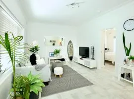 Beautifully renovated quiet unit in Cronulla