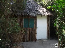 Room in BB - Mida Creek Eco Camp - relax in cosy cottage, hotel Mida városában