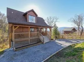 Walnut Ridge Cabin. Sleeps 7-11! Hot tub, pool table, minutes to downtown Gatlinburg!