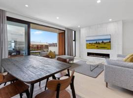 luxurious 4 Bedroom Ocean View Holiday House, hotel i Apollo Bay