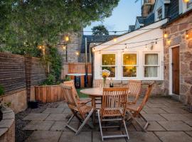 Riverside Cottage with wood fired hot tub in Cairngorms, hotel i Ballater