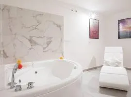 Unforgettable Split Level Jacuzzi Suite Navona - Top Collection