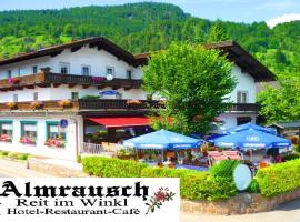 Hotel Almrausch, hotel di Reit im Winkl