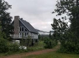 Condo-chalet de la Vallée d'Édouard, B&B em LʼAnse-Saint-Jean