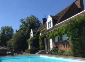 Les Glycines, hotel with pools in Croix