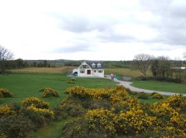 The Curragh Country House Accommodation، مكان مبيت وإفطار في نيوبريدج