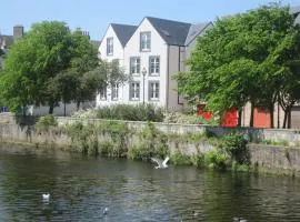 Luxury Riverbank Apartment, Nairn