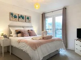 BEST PRICE! LARGE SPACIOUS 2 BED APARTMENT - King Size or Single Beds, Sofabeds, Smart TVs, FREE PARKING