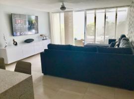 Beautiful apartment with pool, gym and beach just 80 meters walk, fully equipped, hotel sa Manzanillo