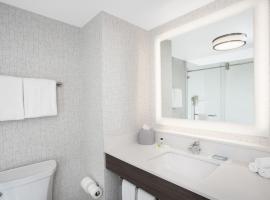 Holiday Inn Express Hotel & Suites Ottawa Airport, an IHG Hotel, hotel u gradu Otava