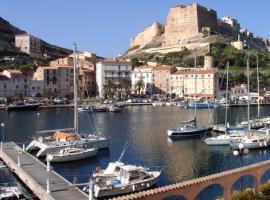 appartement climatisé vue panoramique sur port Bonifacio, hôtel à Bonifacio