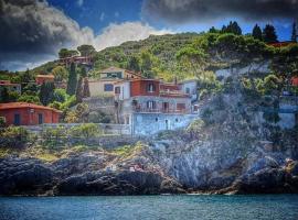 Porto Santo Stefano में VILLA FLORA ARGENTARIO, बीच होटल