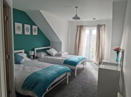 Spacious & modern 3 Bed Apartment + parking & central location, hotel v Wakefieldu