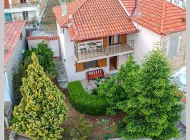 Small House with Garden & View โรงแรมในPromírion