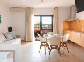 Apartamento junto a la playa con piscina y parking