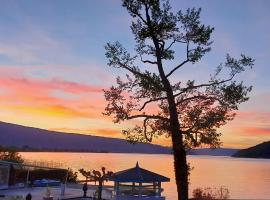 Duingt में, होटल Situation exceptionnelle pour ce cosy studio avec terrasse SUR LAC, dans résidence avec PLAGE et ponton PRIVEE