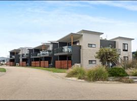 Captains Cove 1st Floor Spa Luxury Apartments - Free Netflix, appartement à Paynesville