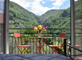 Agriturismo Conca Sandra - Farm Stay on Lake Como, горнолыжный отель в городе Перледо