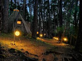 Glamping The Teepee، فندق سبا في Mombeltrán