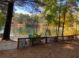 Clear Pond Getaway，普利茅斯的飯店