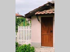 Cute Little House with a White Picket Fence，位于布尔加斯的酒店