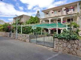 Apartments 1000 Flowers, hotel in Stari Grad