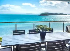 Edge 5 Oceanfront 3-Bedroom Apartment - Featuring an Infinity Pool, Spa Bath, Buggy and Valet Service