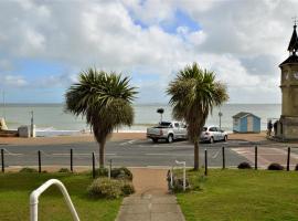 Pink Beach Holiday Apartments, hotelli kohteessa Shanklin