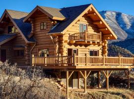 Mountain Retreat with Deck Ski, Soak, Golf, and Hike! – hotel w mieście Glenwood Springs