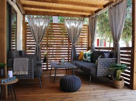 Two Sisters mobile home, hotel em Biograd na Moru