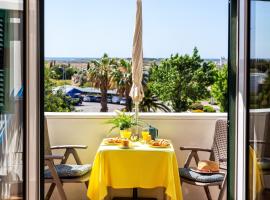 sunny apartment with sea view, hotel u gradu Tavira