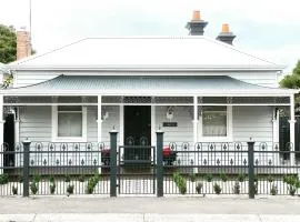 Saint Brides - Superior Boutique Accomodation - STEPS TO PAKINGTON STREET