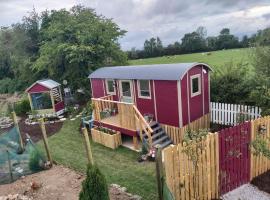 The Feathers Shepherds Hut, loc de glamping din Áth Eascrach