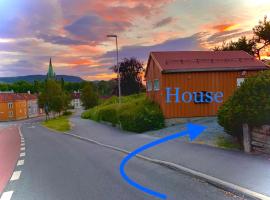 Private house-terrace-garden -parking-WiFi-smartTV, casa de campo em Trondheim