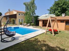 Sunny Garden Villa with Pool, hotel v destinaci Loborika