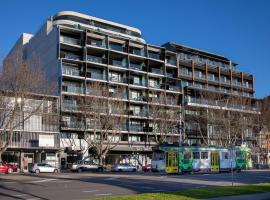 Modern Quiet 1 & 2 Bed Apt Opposite Albert Park, strandhótel í Melbourne