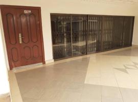 Impeccable 2-Bed Apartment in Kumasi Ashanti โรงแรมในAdeja