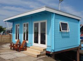 Waterhuisjes op de pier van LauwersmeerPlezier!, rumah liburan di Lauwersoog