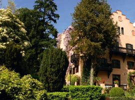 Schloss-Castel Pienzenau - Guestrooms & Apartments - B&B-Hotel & Restaurant, rumah tamu di Merano