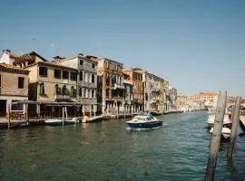 Palazzo Veneziano direct at the canal with roof terrace