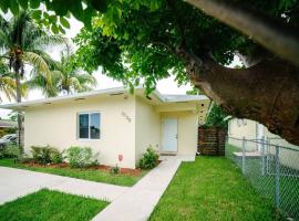 New house on the block near Miami Airport.: Miami'de bir villa